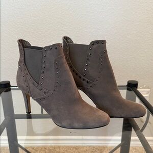 Vince Camuto Elegant Studded Taupe Ankle Booties Sz 8